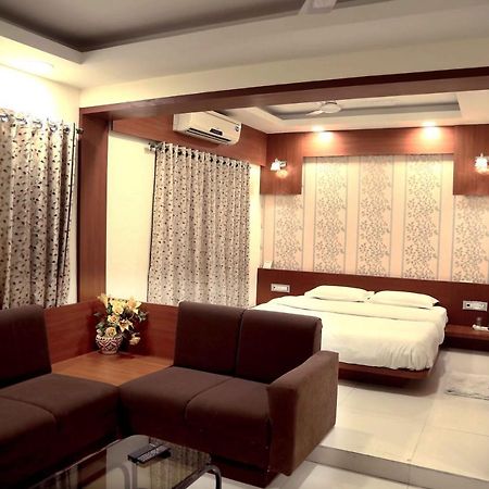 Hotel Regency Jāmnagar Dış mekan fotoğraf