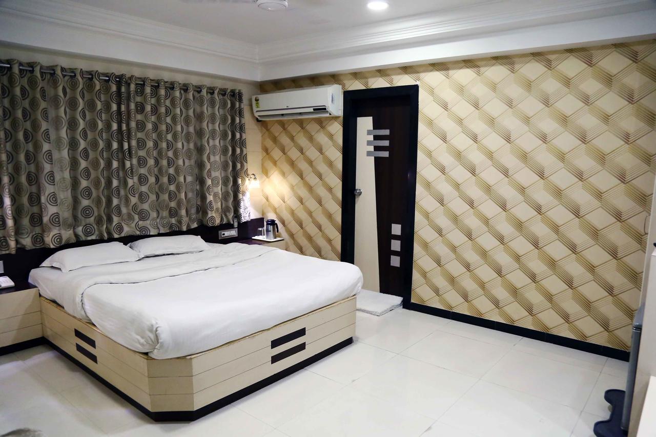 Hotel Regency Jāmnagar Dış mekan fotoğraf