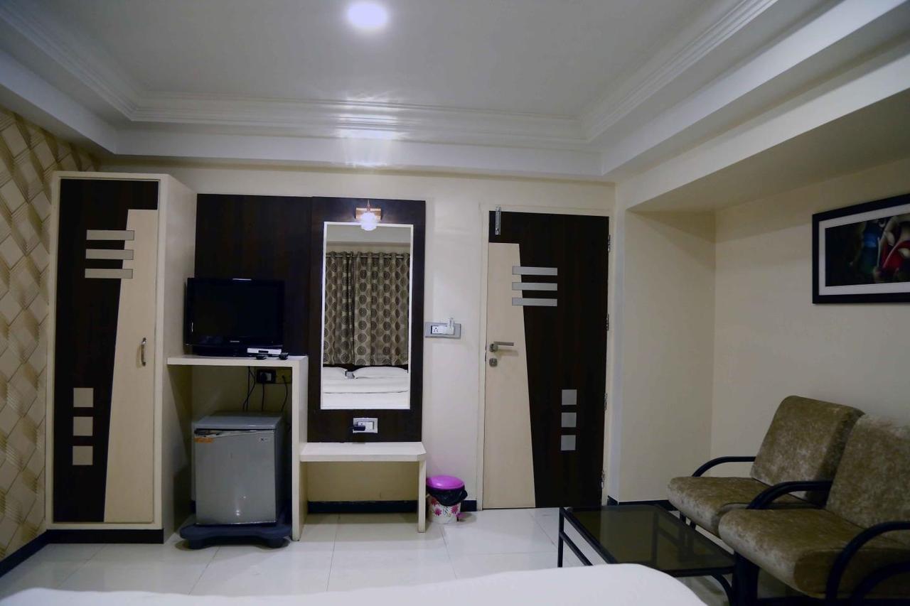 Hotel Regency Jāmnagar Dış mekan fotoğraf