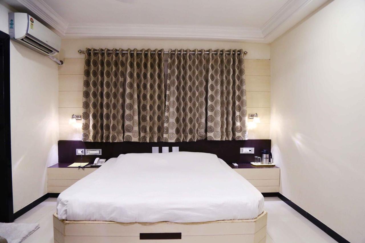 Hotel Regency Jāmnagar Dış mekan fotoğraf