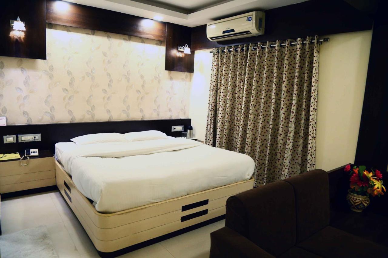 Hotel Regency Jāmnagar Dış mekan fotoğraf